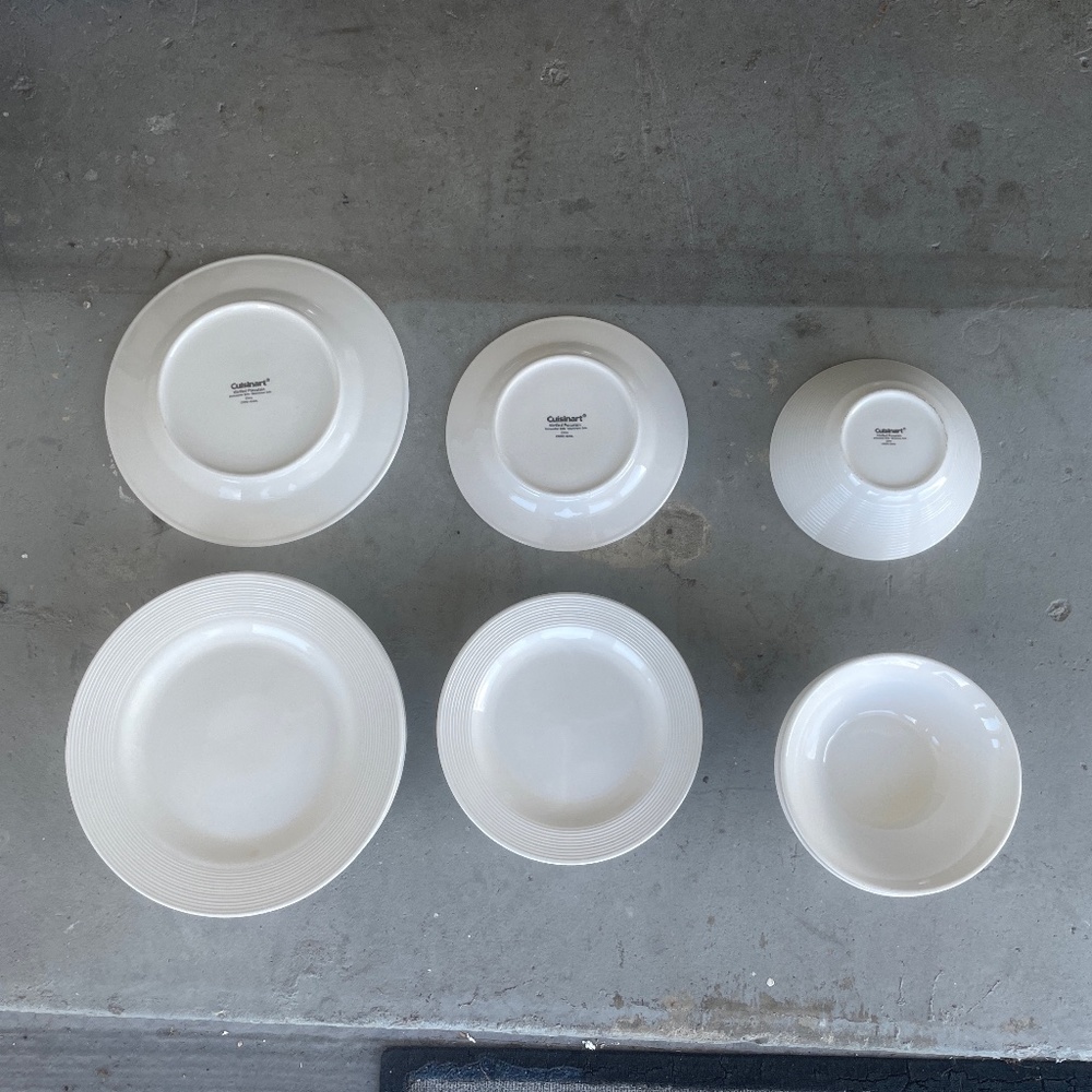 16 Piece Cuisinart Dinnerware Set. 4 Dinner & 4 Salad Plates, 4 Bowls, 4 Cups